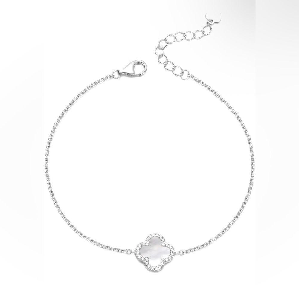 Chic Silver Clover Bracelet